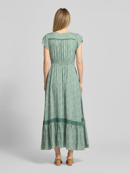 Frauenmodel trägt Midikleid aus Viskose mit Knopfleiste von Apricot, A-Linie, Allover-Look, Ganzkörperansicht Rückansicht.