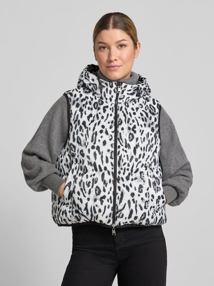 Frauenmodel trägt Regular Fit Weste mit Wendefunktion von Marc Cain, grau-weißes Animalmuster, glatte Textur, Nahaufnahme Oberkörper, Damen Weste von Marc Cain.