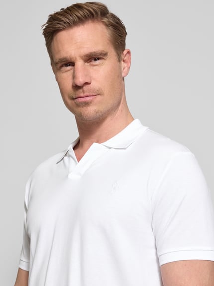 Mannenmodel draagt Slim Fit Poloshirt aus Baumwoll-Mix van Polo Ralph Lauren, effen kleuren, logodetail, piqué katoenmix, nahaufnahme bovenlichaam