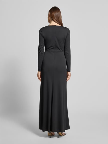 Vrouwenmodel draagt zwart avondkleid met V-hals en knoopdetail, model 'NADIRA' van Lauren Ralph Lauren, volledige rugaanzicht.