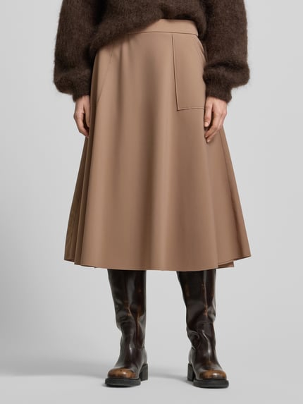 Frauenmodel trägt Midirock mit elastischem Bund Modell 'FENJA' von Raffaello Rossi, beige Farbton, lockerer Schnitt, Material-Mix, Nahaufnahme Oberkörper.