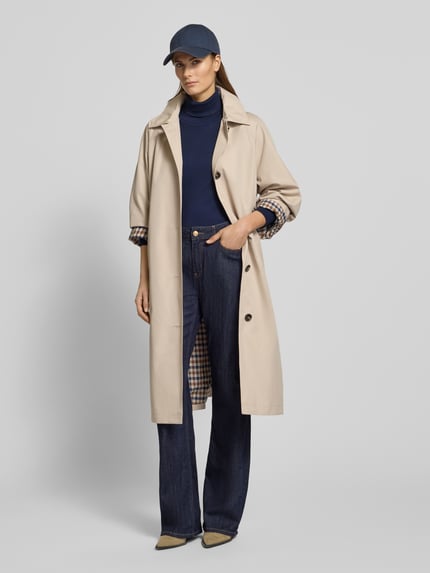 Frauenmodel trägt Jeans mit Eingrifftaschen von More & More in dunklem Blau, Regular-Fit, Knopf- und Reißverschluss, Ganzkörperansicht von vorne, Bundweite 39 cm und Innenbeinlänge 84 cm bei Größe 36.