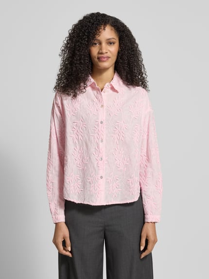 Vrouwenmodel draagt Baumwolblouse met bloemen 3D applicatie van Christian Berg Woman, rechte fit, pure katoen, hemdkraag, knoopsluiting, roze, vooraanzicht bovenlichaam