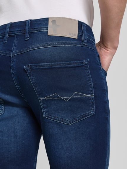 Männermodel trägt Bermudas in Denim-Optik mit Eingrifftaschen von MAC, Baumwoll-Elasthan-Mix, Used-Look, Nahaufnahme Rückansicht.