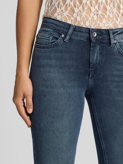 Frauenmodel trägt dunkelblaue Bootcut-Jeans aus Baumwoll-Mix Modell 'BLUSH' von ONLY, Damen Bootcut-Jeans, Nahaufnahme Oberkörper.