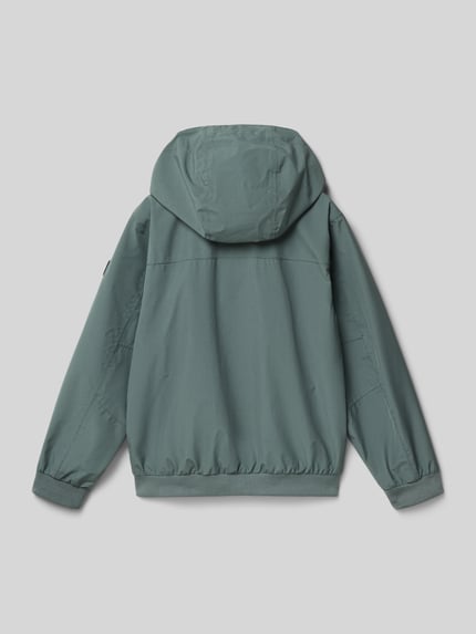 Jongen draagt Jacke met Kapuze und Reißverschlusstaschen van Killtec in regular fit, groene kleur, gladde textuur, ruglengte 55 cm, schouderbreedte 36 cm, mouwlengte 51 cm, ganzkörperansicht rückansicht.