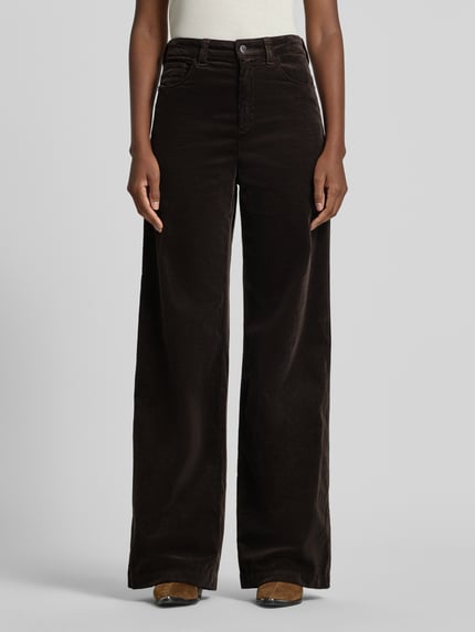 Frauenmodel trägt Loose Fit Cordhose aus Baumwoll-Mix von Emporio Armani, dunkelbraun, Cordstruktur, 5-Pocket-Design, Ganzkörperansicht von vorne.