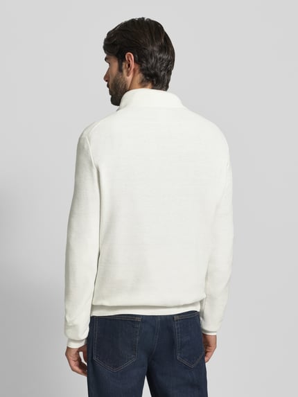 Männermodel trägt Strickpullover mit Label-Stitching von Polo Ralph Lauren in Weiß, reine Baumwolle, Regular-Fit, Stehkragen, Rückenlänge 70 cm, Ärmel 68 cm, gerippte Abschlüsse, kurzer Reißverschluss, Ganzkörperansicht Rückansicht.