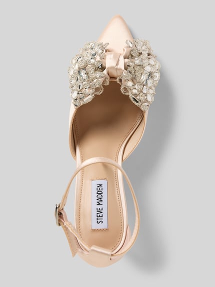 Produktfoto, czółenka z ozdobną kokardą i obszyciem ozdobnymi kamieniami, model 'Lumma' od Steve Madden, krój spiczasty, zapięcie zaciskowe, wysokość obcasa 9 cm, wysokość cholewki 9 cm, rozmiar 40, kolor beżowy, matowa faktura.