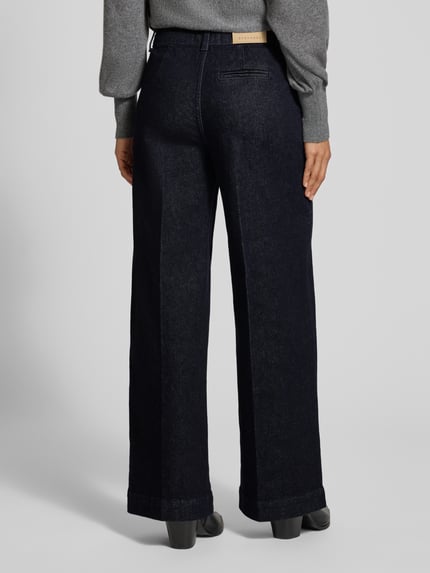 Frauenmodel trägt Wide Leg Jeans mit aufgesetzten Taschen von Stefanel im Baumwoll-Elasthan-Mix in Dunkelblau, Ganzkörperansicht Rückansicht.