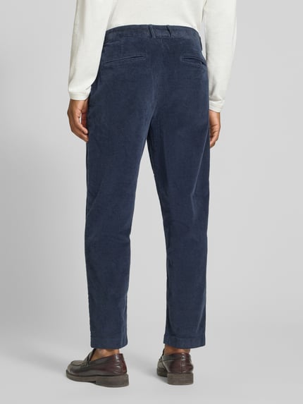 Männermodel trägt Cordhose mit seitlichen Eingrifftaschen von Casual Friday, tiefblau, Slim Fit, Baumwoll-Mix, Ganzkörperansicht Rückansicht.
