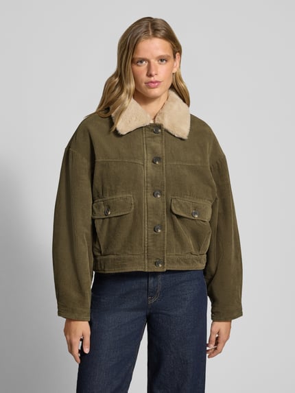 Frauenmodel trägt Regular Fit Bomberjacke mit Teddy-Umlegekragen Modell 'MARTA' von ONLY in Olivgrün mit Cordstruktur, Damen Bomberjacke / Blouson, Ganzkörperansicht von vorne.