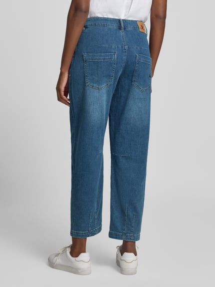 Frauenmodel trägt Barrel Fit Jeans mit Eingrifftaschen von Buena Vista, mittlere Waschung, Baumwoll-Mix mit Stretch, Ganzkörperansicht Rückansicht.