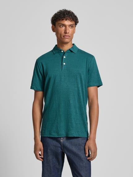 Männermodel trägt Slim Fit Poloshirt aus leinen-elastaan-mix von OLYMP Level Five, groene kleur, knoopsluiting, 1/2-mouwen, ruglengte bij maat M 70 cm, heren poloshirt, ganzkörperansicht van voren.