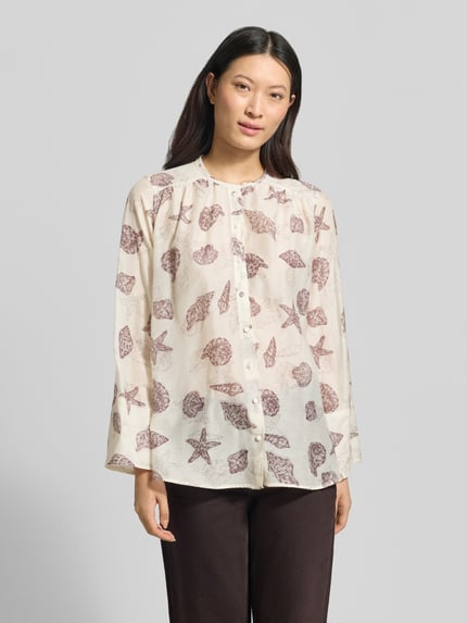 Frauenmodel trägt Damen Bluse mit Kimonoärmel Modell 'DISCO' von Marella, Loose-Fit, Rundhalsausschnitt, Knopfleiste, Raglanärmel, cremefarben mit braunem Muschel- und Seestern-Muster, glatte Textur, Rückenlänge 69 cm, Ärmellänge 63 cm bei Größe 36, Ganzkörperansicht von vorne.