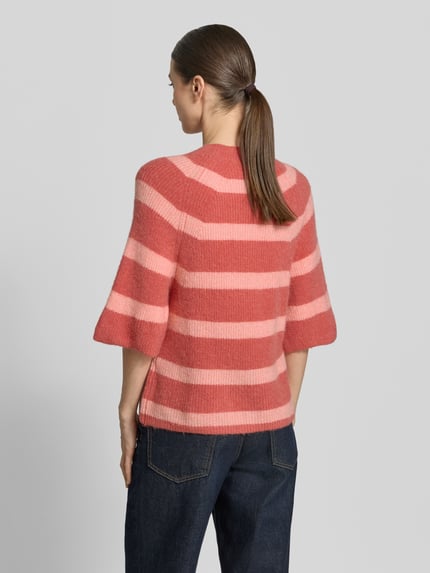 Vrouwenmodel draagt gebreide pullover met 1/2-mouwen model 'Milania Hope' van MSCH Copenhagen, materiaalmix met alpacawol, recht model, roze gestreept, ruglengte maat S/M 52 cm, mouwlengte 36 cm, rugaanzicht, Ganzkörperansicht Rückansicht.