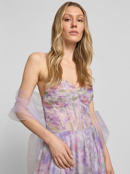 Vrouwenmodel draagt Corsagenkleid im Allover-Look van Mascara in A-lijn, maxikleid met draperingen en sjaal, pastelkleuren, close-up bovenlichaam.