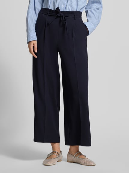 Frauenmodel trägt Regular Fit Stoffhose mit Gürtel von Windsor, dunkelblau, Material-Mix, Bügelfalten, Seitentaschen, Nahaufnahme Oberkörper.