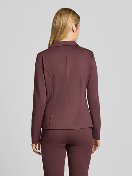 Vrouwenmodel draagt Regular Fit blazer uit elastische viscosemix Model 'KATE' van ICHI, paspelzakken, reverskraag, knoopsluiting, ruglengte maat S 59 cm, borstwijdte 45 cm, mouwlengte 62 cm, Ganzkörperansicht Rückansicht.