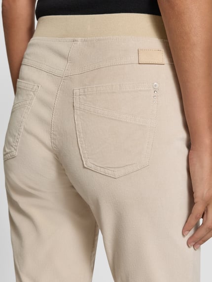 Frauenmodel trägt Slim Fit Jeans aus Baumwoll-Viskose-Mix Modell 'Pamina' von Raphaela By Brax, Damen Straight Fit Jeans, Nahaufnahme Rückansicht