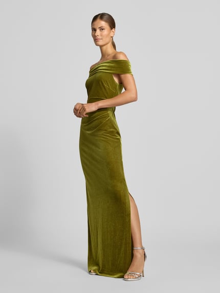 Frauenmodel trägt Maxikleid aus Samt im Off-Shoulder-Look von Christian Berg Cocktail in Olive mit figurbetontem Schnitt und Raffungen, Ganzkörperansicht von vorne.