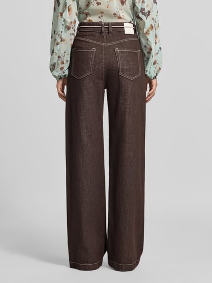 Vrouwenmodel draagt Wide Fit Jeans met Viskose-Anteil van Marc Cain, bruin, 5-pocketmodel, Persplooien, mix van viscose en katoen, bandwijdte maat 36: 36 cm, binnenbeenlengte: 83 cm, geheel van achteren