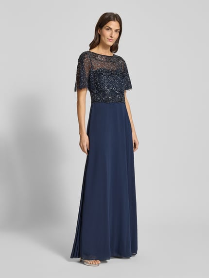 Frauenmodel trägt Abendkleid mit Perlen und Pailletten von Christian Berg Cocktail, A-Linie, Maxikleid, 2-in-1-Look, Ganzkörperansicht von vorne.