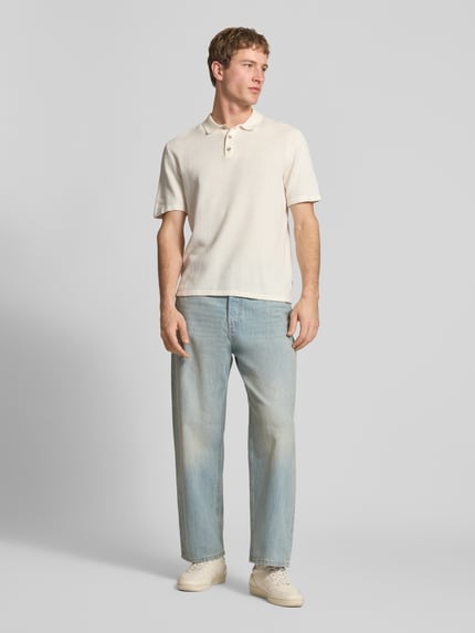 Männermodel trägt Regular Fit Poloshirt mit Strukturmuster Modell 'GEORGE' von Jack & Jones, Baumwoll-Mix, Knopfleiste, Ganzkörperansicht von vorne.