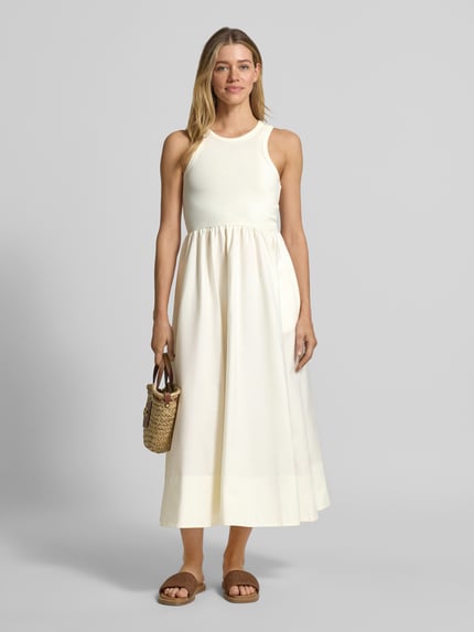 Vrouwenmodel draagt Midikleid mit Rundhalsausschnitt Modell 'MIRI' van YAS, katoen-elastaan mix, A-lijn, crèmewit, volledig aanzicht voorkant.