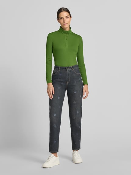 Vrouwenmodel draagt Slim Fit Longsleeve uit katoenmix van Marc Cain in felgroen met opstaande kraag en knoopsluiting, dames shirt met lange mouwen, ruglengte maat 36: 55 cm. Volledige lichaamsvooraanzicht.