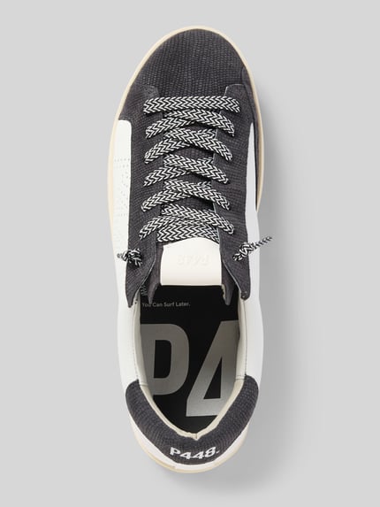Produktfoto, Sneaker aus echtem Leder Modell 'John' von P448 in Schwarz und Weiß, Schnürverschluss, abgerundete Passform, Logo-Detail, Absatzhöhe 2 cm, Schafthöhe 8 cm, Schaftweite 9 cm, Struktur-Mix aus Glattleder und Textil.