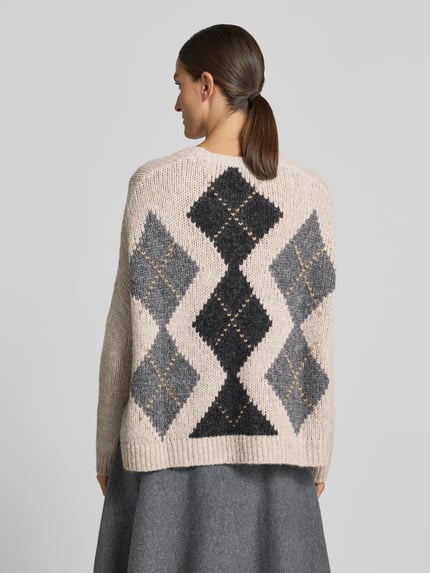 Vrouwenmodel draagt Strickjacke mit V-Ausschnitt van Luisa Cerano in materiaalmix met alpacamix, relaxed fit, all-over look, knoopsluiting, ruglengte bij maat 36 61 cm, mouwlengte 46 cm, beige met grijze en zwarte ruitpatronen, grove textuur, geheelachteraanzicht.