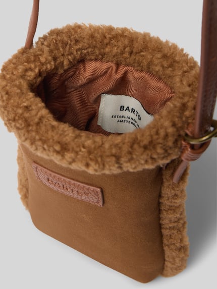 Produktfoto, Handytasche mit kuscheligem Fleecefutter von Barts in Braun, unifarben, Label-Patch, Schlaufen, ohne Verschluss, Schulterriemen, Crossbody, Hauptfach, miękka tekstura