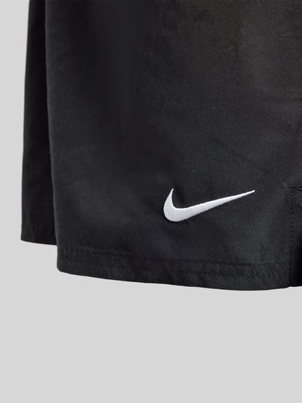 Produktfoto, spodenki kąpielowe z wyhaftowanym logo i wpuszczanymi kieszeniami Badeshorts mit Logo-Stitching und Eingrifftaschen von Nike, czarny kolor, krój relaxed fit, tekstura gładka