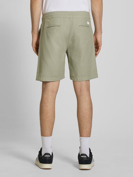 Männermodel trägt Relaxed Fit Chinoshorts aus Baumwoll-Leinen-Mix von Pepe Jeans, Optik: Unifarben, Label-Patch, Paspeltaschen, Ganzkörperansicht Rückansicht