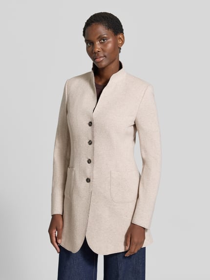 Frauenmodel trägt Mantel mit Woll-Mix von White Label in Beige, taillierte Passform, Stehkragen, seitliche Eingrifftaschen, Ganzkörperansicht von vorne.