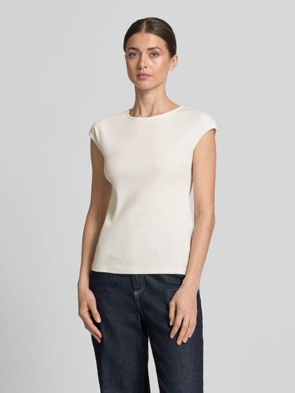Modelka kobieca nosi Regular Fit T-Shirt aus Baumwoll-Mix od Tom Tailor Denim, jednolity kolor, krótkie rękawy, dekolt okrągły, bawełniany materiał, widok całej sylwetki z przodu.