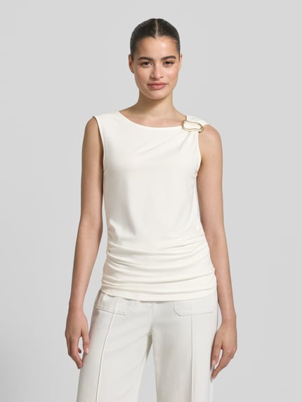 Frauenmodel trägt Trägertop aus Viskose-Mix mit Drapierungen von Jake*s Collection in Creme, Slim-Fit, Rundhalsausschnitt, Ganzkörperansicht von vorne. Rückenlänge 60 cm bei Größe 38, Stretch-Anteil, dezente Struktur.
