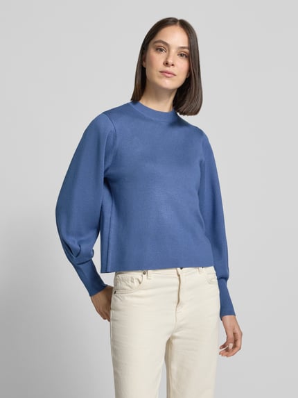 Frauenmodel trägt Pullover mit langen Bündchenärmeln Modell 'K106-comppleat' von JAKE*S WOMAN COLLECTION in mattem Uni-Blau, Feinstrick, Ganzkörperansicht von vorne.