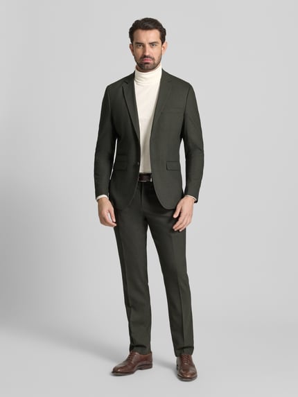 Männermodel trägt Longsleeve mit Rollkragen von RAGMAN in Weiß zu Anzug, reine Baumwolle, Regular Fit, Ganzkörperansicht von vorne.