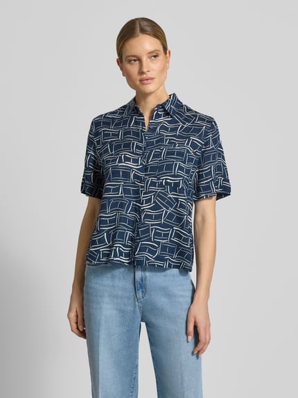 Frauenmodel trägt Loose Fit Leinenbluse mit Brusttasche von Tommy Hilfiger, Optik:Allover-Muster, Kurzarm, reines Leinen, Ganzkörperansicht von vorne.