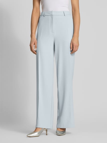 Vrouwenmodel draagt Wide Leg stoffen broek met persplooien model 'JANA' van GUIDO MARIA KRETSCHMER WOMAN, materiaalmix met stretch, lichtblauw, wide leg, bandwijdte maat 36 38 cm, binnenbeenlengte maat 36 83 cm, full body vooraanzicht.