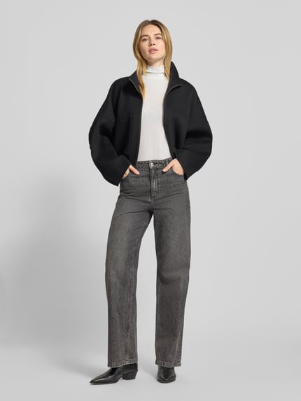 Vrouwenmodel draagt Longsleeve met Stehkragen Modell 'Kirosie' van Someday, kleur wit, slim fit, viscosemix, geheel van voren.