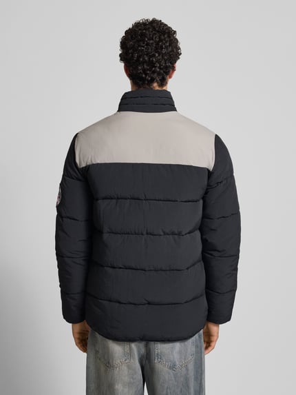 Mannenmodel draagt Steppjacke mit Reißverschluss Modell 'NEBULA' van Ellesse, zwart met grijs, recht model, detailopname rug, Ganzkörperansicht Rückansicht.
