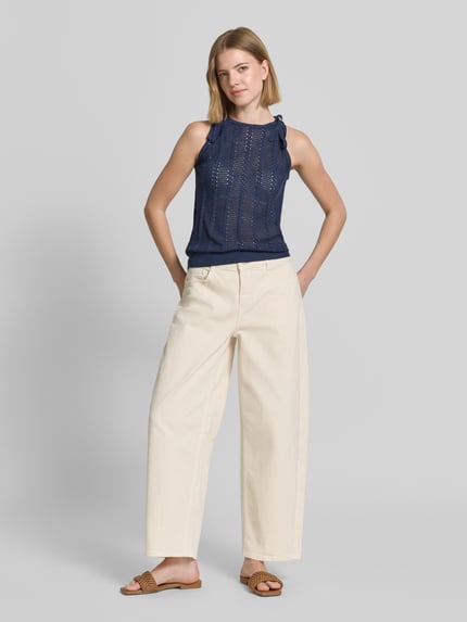 Vrouwenmodel draagt Relaxed Fit Trägertop aus Baumwoll-Mix Modell 'LUX LIGHT' van Vero Moda, effen kleuren, ajourpatroon, ronde hals, model met bandjes, rompzoom geribd, knitwear, mix van katoen, ganzkörperansicht van voren