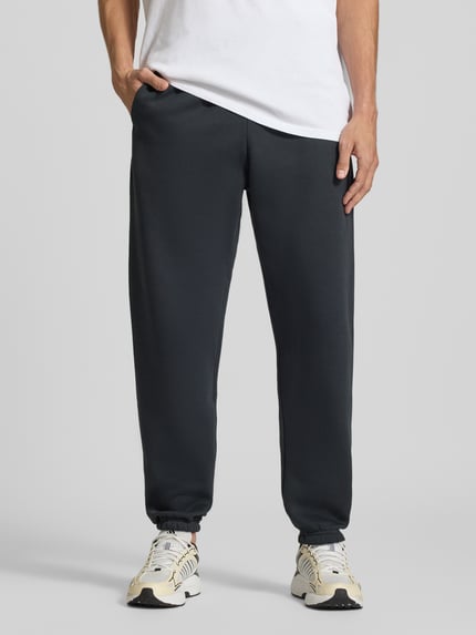 New Balance Spodnie dresowe o kroju regular fit z mieszanki bawełny z wyhaftowanym logo Czarny 4