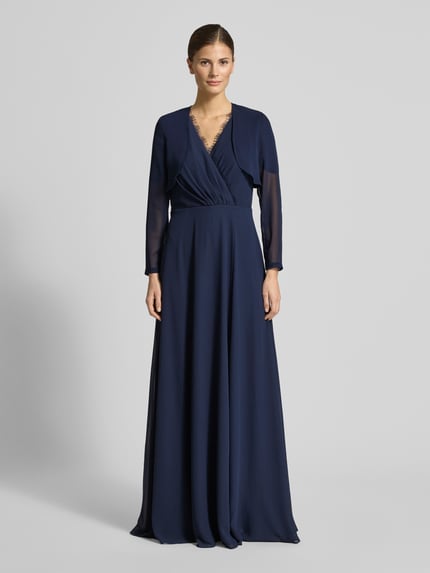 Frauenmodel trägt Semitransparenter Bolero aus Chiffon von Swing, dunkelblau, fließender Stoff, Ganzkörperansicht von vorne.