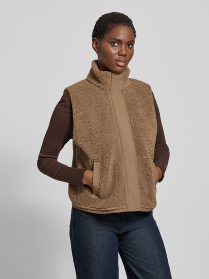Frauenmodel trägt Fleeceweste mit Stehkragen Modell 'FROST' von Samsøe Samsøe, beige, Eingrifftaschen, Reißverschluss, Ganzkörperansicht von vorne