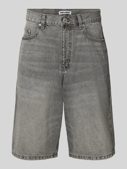 Produktfoto, Jeansshorts im Used-Look mit Eingrifftaschen von REVIEW, grauer Denim, Relaxed Fit, reine Baumwolle, sichtbare Waschung.