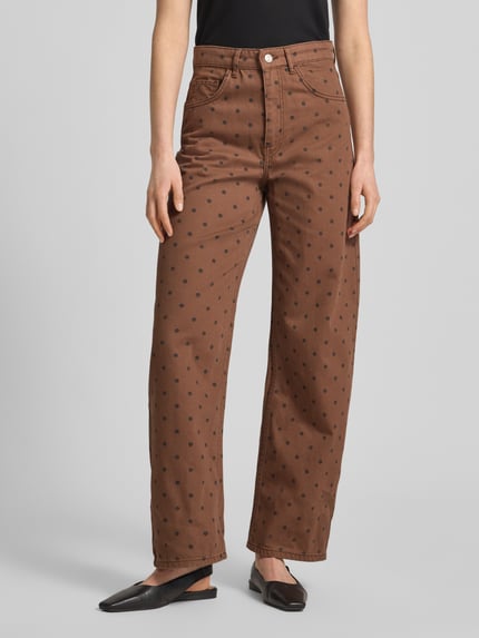 Frauenmodel trägt Wide Fit Jeans im 5-Pocket-Design von Mango in Braun mit schwarzen Punkten aus reiner Baumwolle, Nahaufnahme Oberkörper.